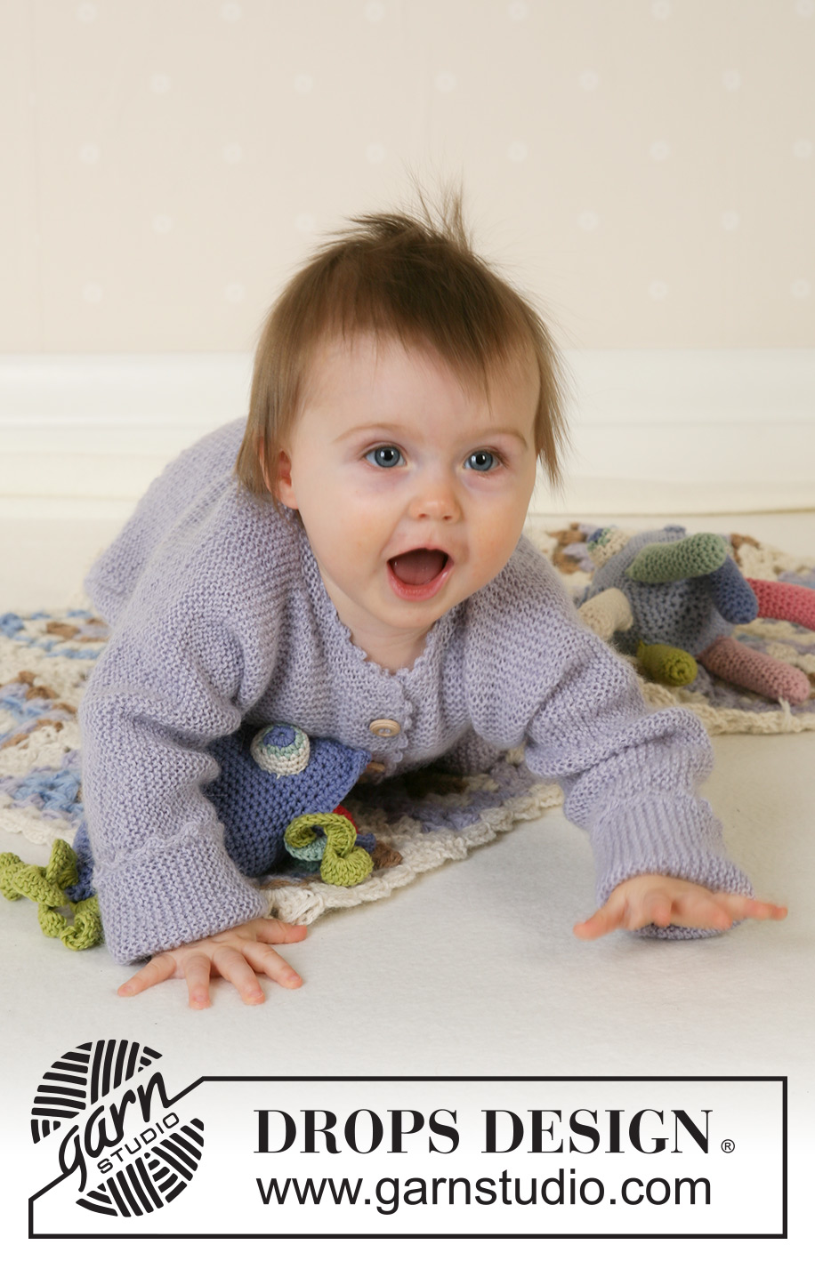 Little Fiona / DROPS Baby 14-6 - Knitted jacket with seamless sleeves and socks in garter stitch in DROPS Alpaca.  Sizes for baby and children, 1 month to 4 years.