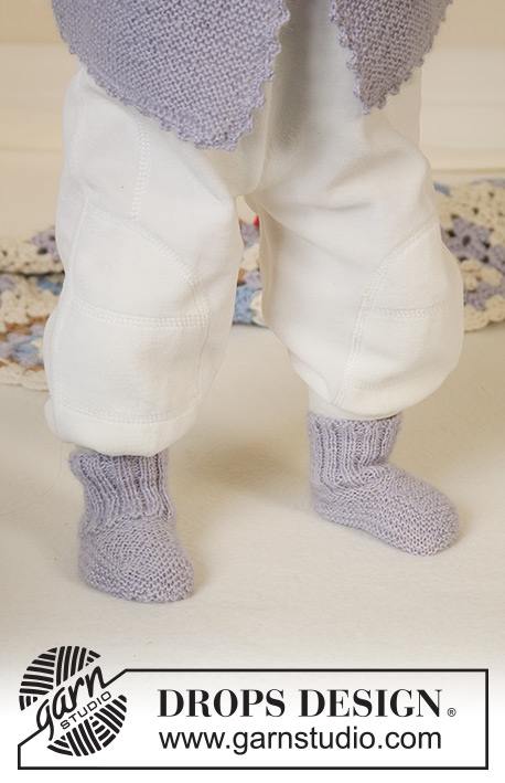 Little Fiona / DROPS Baby 14-6 - Knitted jacket with seamless sleeves and socks in garter stitch in DROPS Alpaca.  Sizes for baby and children, 1 month to 4 years.