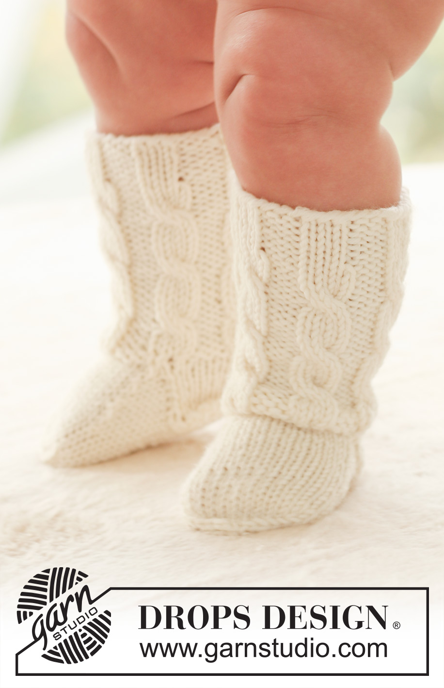 Matheo Socks / DROPS Baby 17-10 - Gestrickte Socken mit Zopfmuster für Babys und Kinder in DROPS Merino Extra Fine