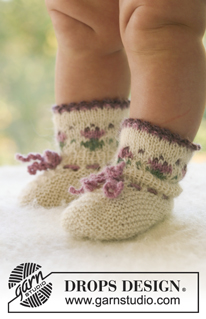 Easter Finest / DROPS Baby 17-14 - Das Set umfasst: Gestrickte Jacke mit Raglanärmeln, Haube und Socken mit Blumenmuster in DROPS Alpaca