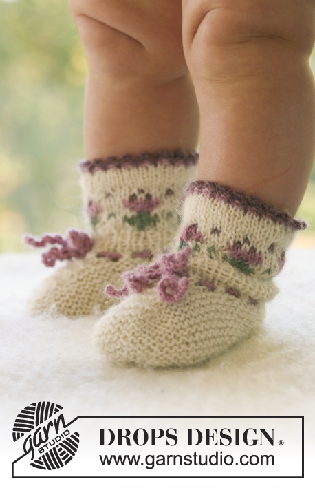 Easter Finest / DROPS Baby 17-14 - Das Set umfasst: Gestrickte Jacke mit Raglanärmeln, Haube und Socken mit Blumenmuster in DROPS Alpaca