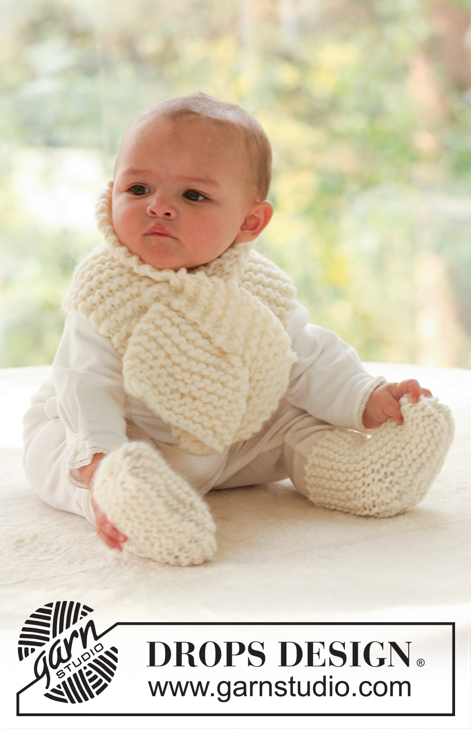 Wiggles / DROPS Baby 17-7 - Ensemble au tricot pour bébé et enfant: Écharpe et Chaussettes au point mousse, en DROPS Snow