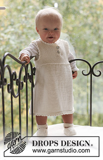 Baby Harriet / DROPS Baby 18-9 - Das Set umfasst: Gestrickte Schühchen und Kleid mit Passe im Perlmuster für Babys und Kinder in DROPS Merino Extra Fine