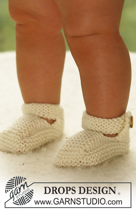 Baby Harriet / DROPS Baby 18-9 - Das Set umfasst: Gestrickte Schühchen und Kleid mit Passe im Perlmuster für Babys und Kinder in DROPS Merino Extra Fine