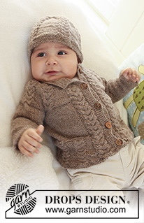 Little Chestnut / DROPS Baby 19-17 - Settet består av: 
Strikket DROPS jakke med rundfelling, lue og sokk med flettemønster,  i ”Alpaca”.
