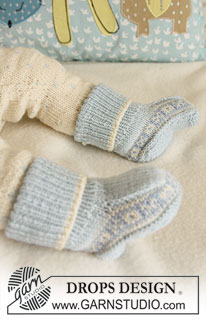 Sweet Cheeks / DROPS Baby 19-21 - Settet består av:
Strikket DROPS jakke, bukse, hettelue og sokk med nordisk mønster i ”BabyMerino”.
