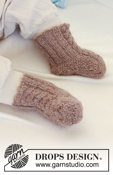Little Chestnut Socks / Baby 19-23 - Free by DROPS Design