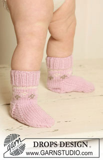 First Snow Socks / DROPS Baby 19-29 - Chaussettes au tricot pour bébé et enfant, avec jacquard nordique, en DROPS Merino Extra Fine.
