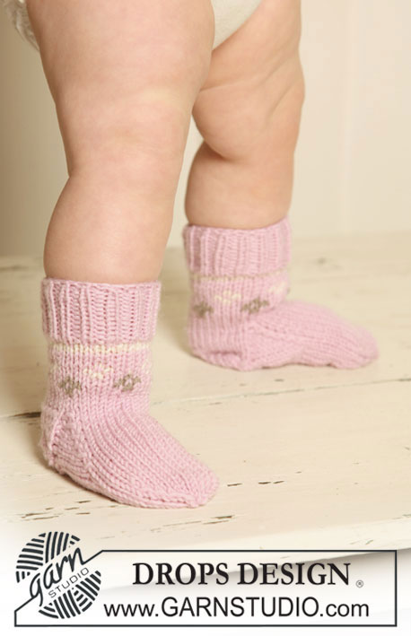 First Snow Socks / DROPS Baby 19-29 - Chaussettes au tricot pour bébé et enfant, avec jacquard nordique, en DROPS Merino Extra Fine.