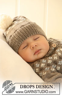 First Snow Hat / DROPS Baby 19-33 - Settet består av:
Strikket DROPS jakke med rundfelling og høy hals, lue og sokker med mønster i ”Merino Extra Fine”.