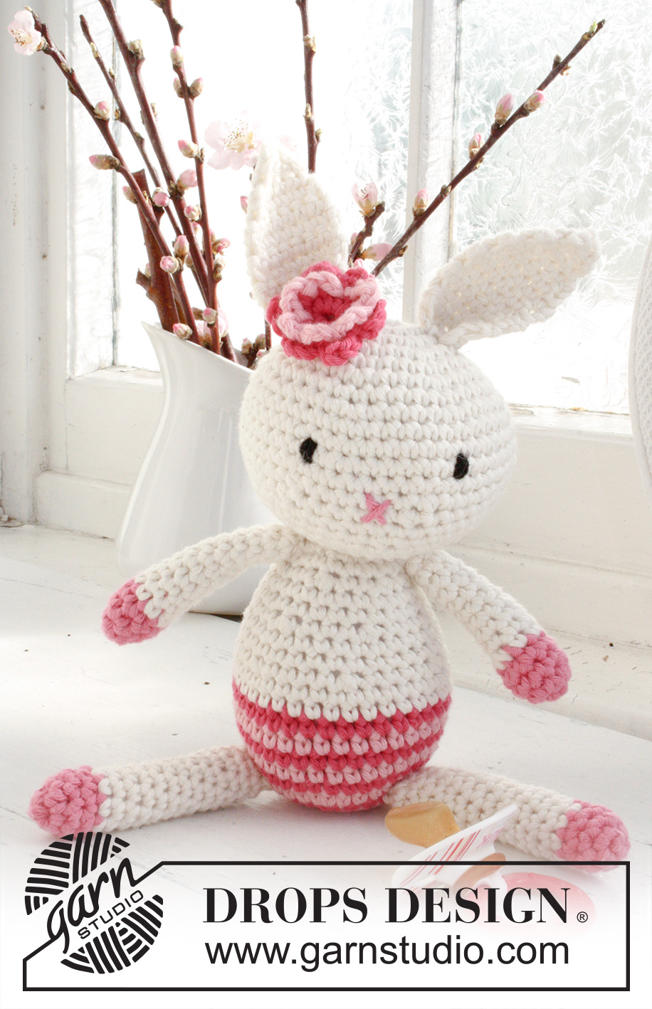 Pippa / DROPS Baby 21-42 - Crochet Easter bunny with flower in DROPS Paris