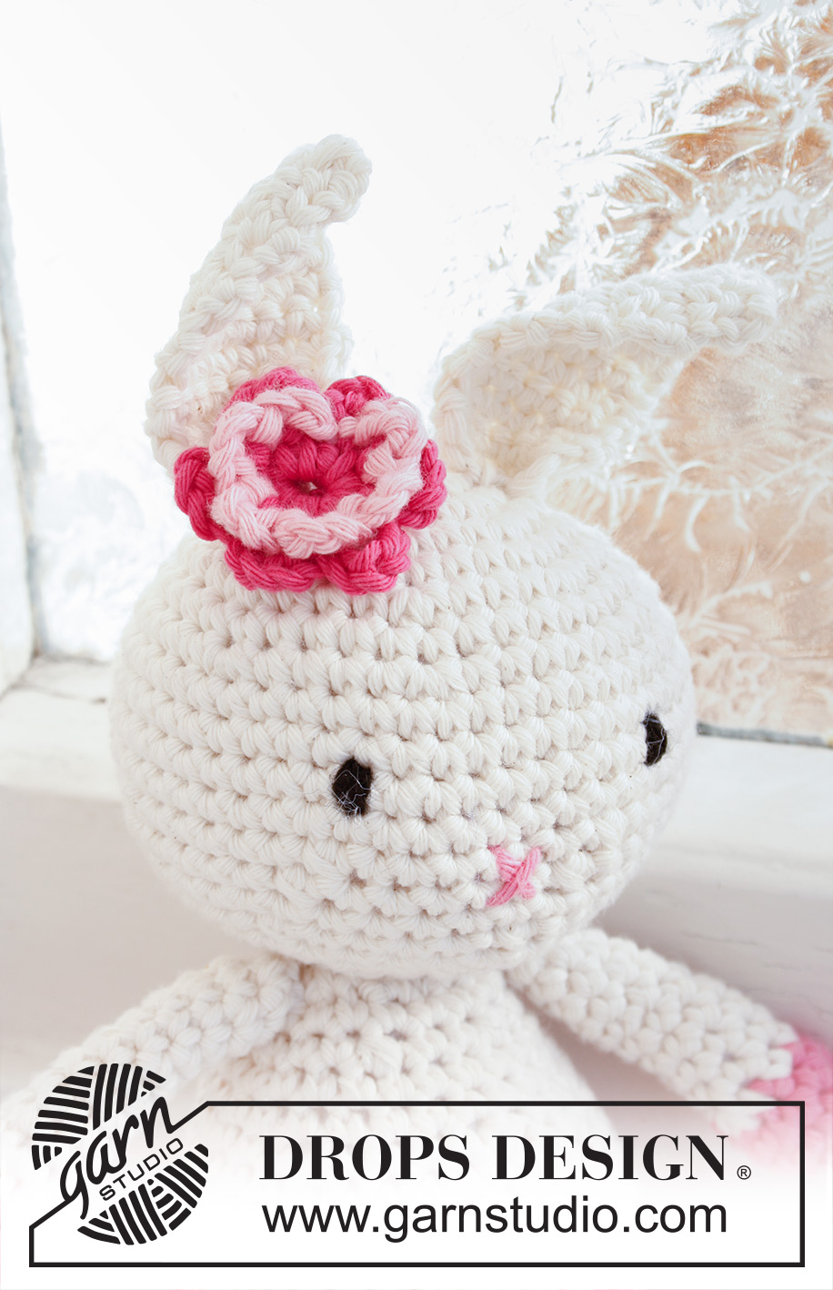 Pippa / DROPS Baby 21-42 - Crochet Easter bunny with flower in DROPS Paris
