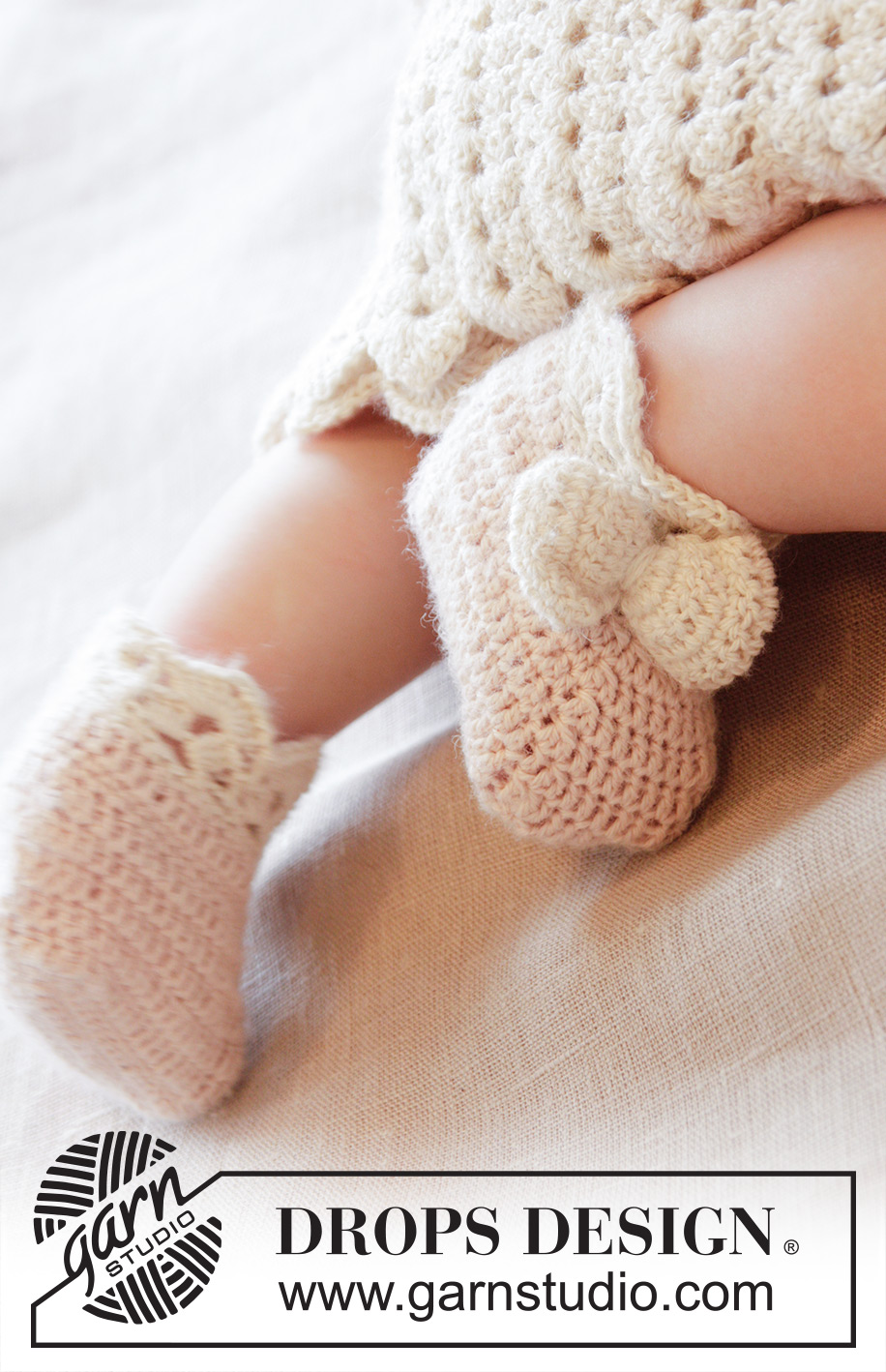 Taking Flight / DROPS Baby 25-15 - Chaussons au crochet pour bébé, avec nœud et bordure éventails, en DROPS BabyAlpaca Silk. Taille naissance à  4 ans.