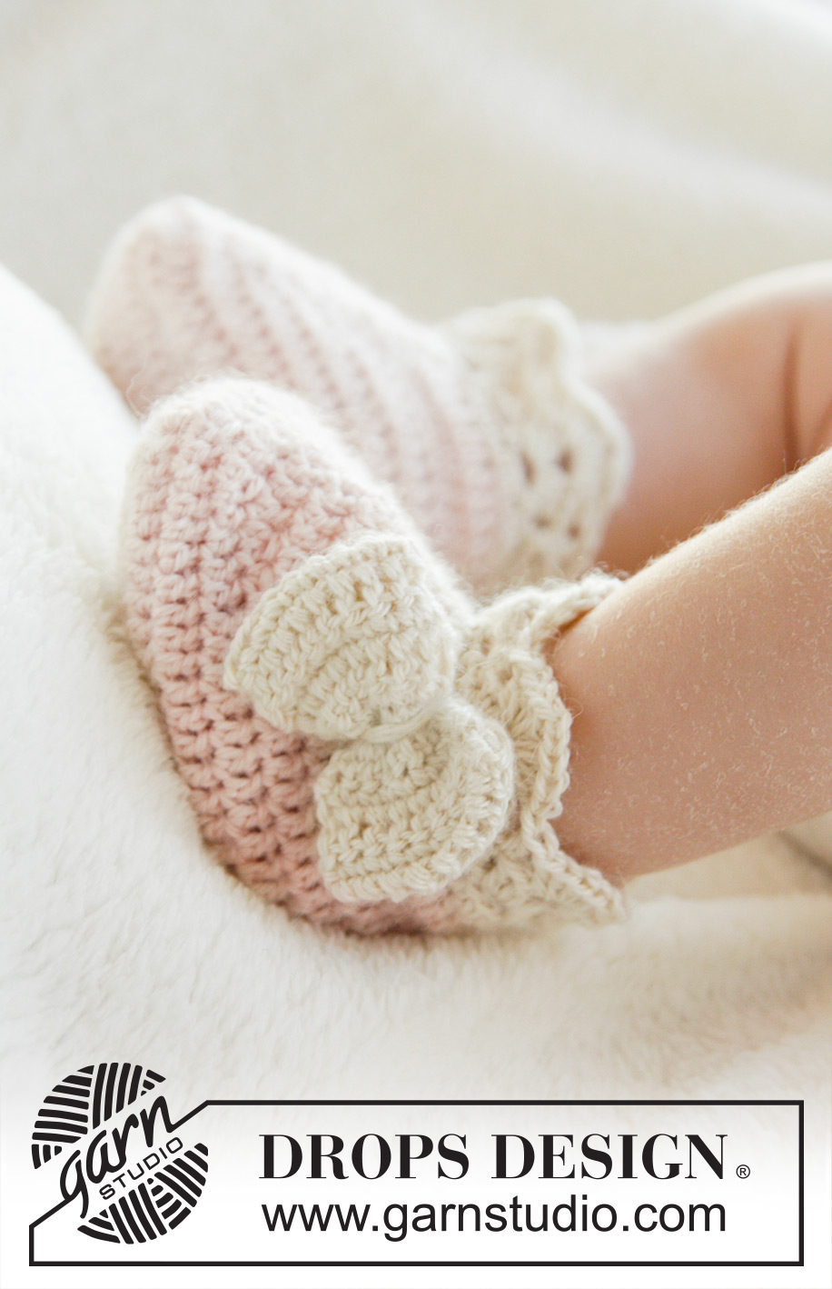 Taking Flight / DROPS Baby 25-15 - Chaussons au crochet pour bébé, avec nœud et bordure éventails, en DROPS BabyAlpaca Silk. Taille naissance à  4 ans.