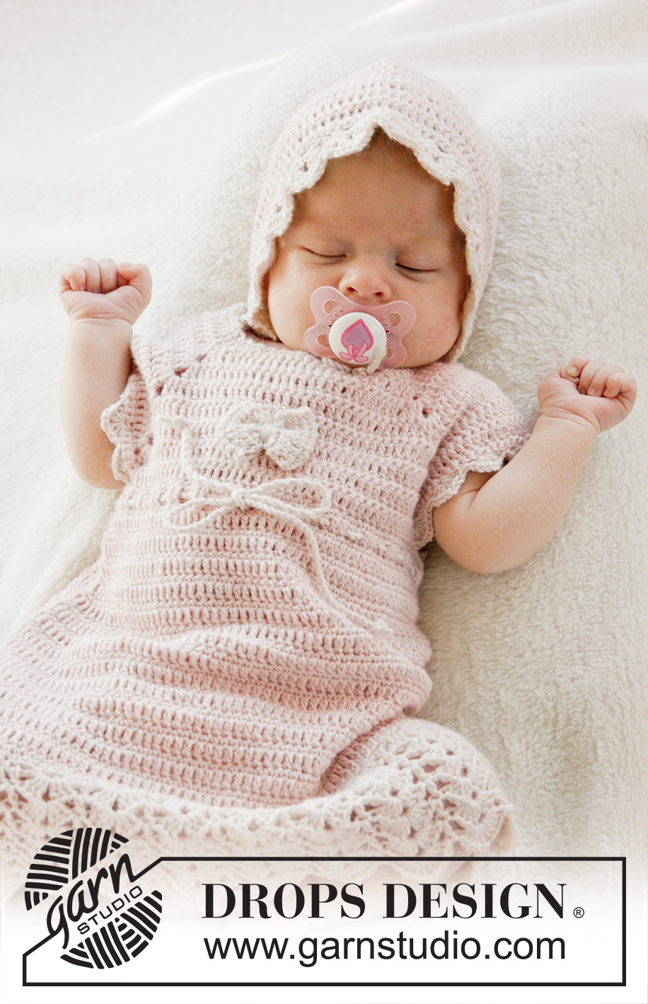 Beth / DROPS Baby 25-16 - Klänning virkad uppifrån och ned med raglan, korta ärmar och solfjädersmönster till baby i DROPS BabyAlpaca Silk. Stl 0 - 4 år