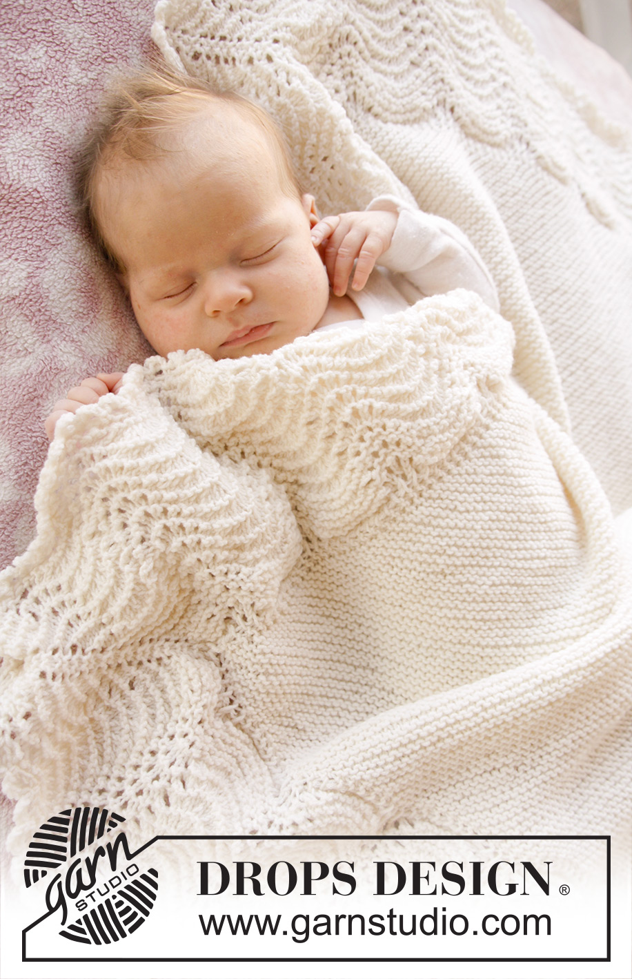 Baby Bliss / DROPS Baby 25-2 - Coperta lavorata ai ferri per neonati a maglia legaccio con bordo con motivo ad onde in DROPS BabyMerino.