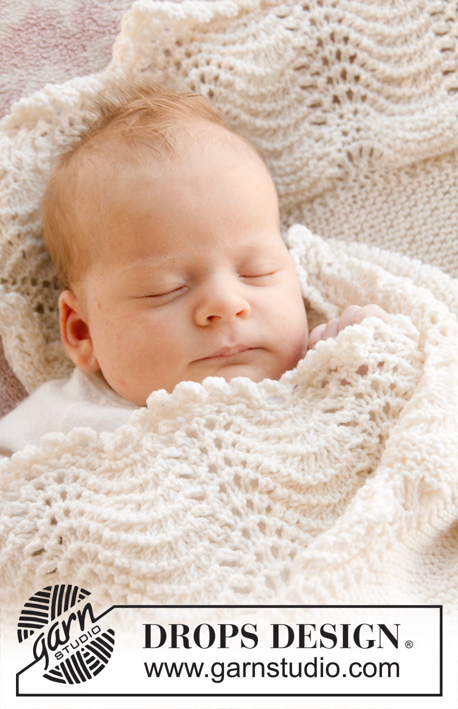 Baby Bliss / DROPS Baby 25-2 - Coperta lavorata ai ferri per neonati a maglia legaccio con bordo con motivo ad onde in DROPS BabyMerino.