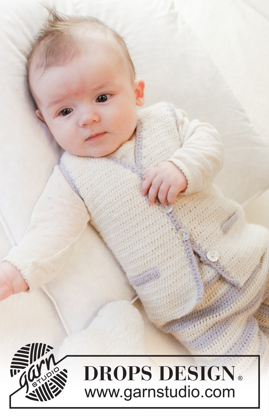 Heartthrob Vest / DROPS Baby 25-22 - Gehäkelte Weste für Babys mit V-Ausschnitt, Knöpfen vorne und Taschenblenden in DROPS Alpaca. Größe 0 - 4 Jahre.
