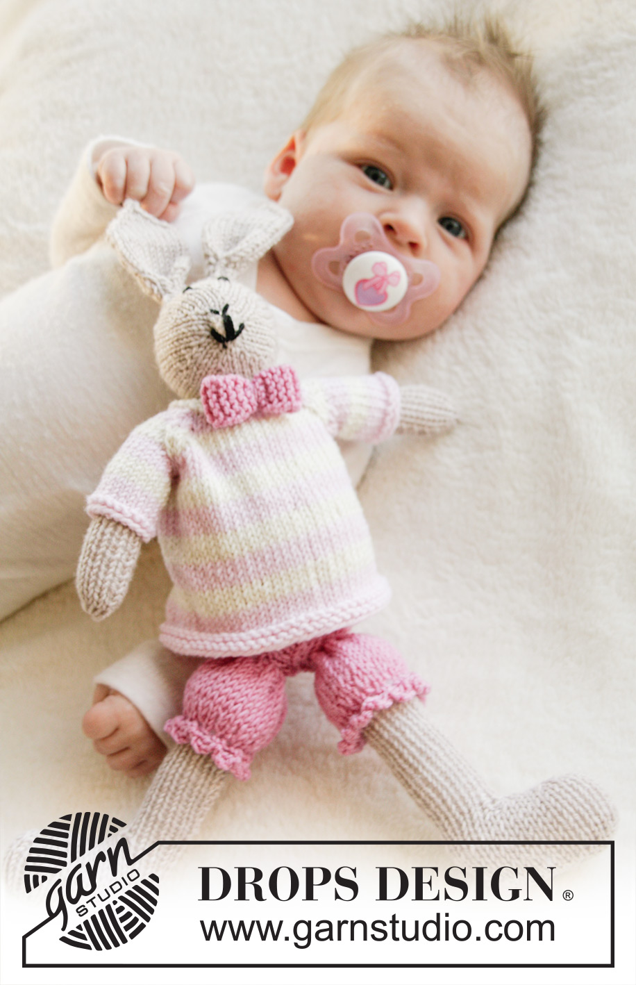 Mrs. Bunny / DROPS Baby 25-36 - Króliczek DROPS w spodenkach, swetrze i z muszką, z włóczki „BabyMerino”.