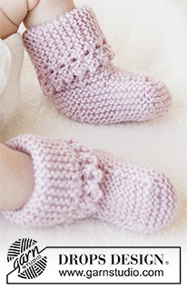 Lullaby Booties / DROPS Baby 25-4 - Chaussons au tricot pour bébé, au point mousse avec bordure picot, en DROPS Karisma. Taille naissance à 4 ans