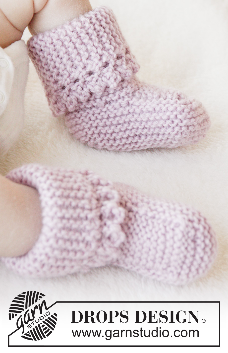 Lullaby Booties / DROPS Baby 25-4 - Chaussons au tricot pour bébé, au point mousse avec bordure picot, en DROPS Karisma. Taille naissance à 4 ans