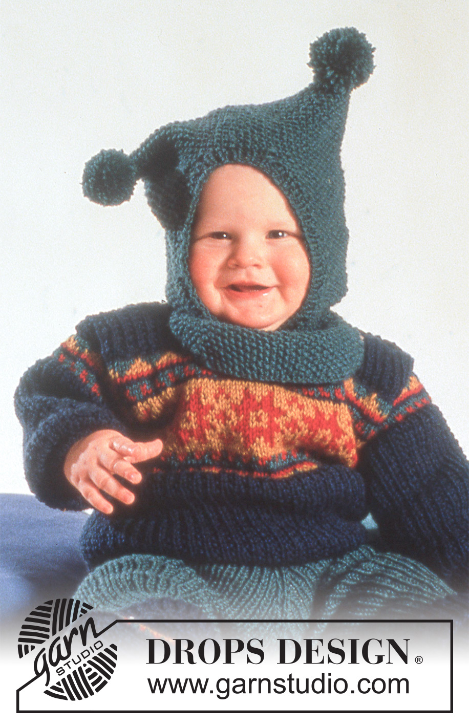 Polichinelle / DROPS Baby 3-14 - DROPS trui met sterpatroon, broek, slofjes en muts / balaclava met pompoms van “Karisma”.