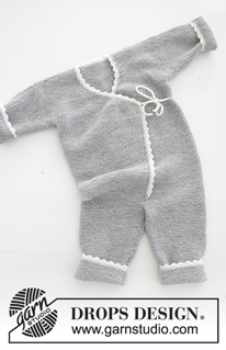 Time for Fun / DROPS Baby 31-15 - Conjunto que consiste de: Mono de punto para bebé en punto musgo con orilla a ganchillo, gorro en punto musgo con orilla a ganchillo y pompones, y calcetines. Tallas prematuro – 4 años. El conjunto está tejido en DROPS BabyMerino.