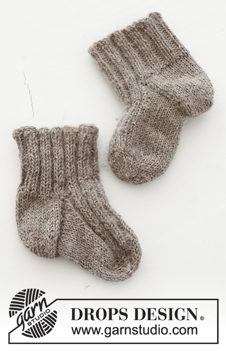 Ready, Set, Go / DROPS Baby 31-18 - Settet består av: Genser med striper og raglan til baby, strikket ovenfra og ned. Lue med striper og øreklaffer og sokker til baby. Størrelse prematur - 4 år. Settet er strikket i DROPS Alpaca