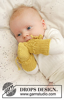 Stroll in the Park Mittens / DROPS Baby 33-28 - Knitted mittens for babies with false cables in DROPS BabyMerino. Sizes 1 month – 4 years.