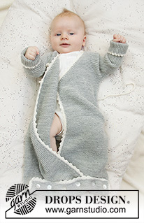 Catch a Wink / DROPS Baby 33-6 - Gestrickter Schlafsack für Babys in DROPS BabyMerino. Die Arbeit wird kraus rechts mit Umschlag, Häkelrändern und Bindebändern gestrickt. Größe Frühchen - 4 Jahre.
