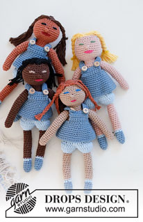 Spice Friends / DROPS Baby & Children 38-17 - Muñecas a ganchillo en DROPS Paris. Stina, Tina, Minna y Linna con vestidos y pelo con trenzas. Tema: Juguetes.