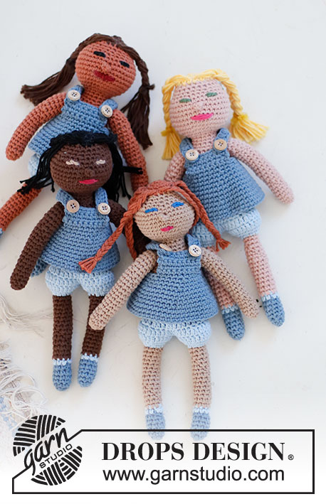 Spice Friends / DROPS Baby & Children 38-17 - Muñecas a ganchillo en DROPS Paris. Stina, Tina, Minna y Linna con vestidos y pelo con trenzas. Tema: Juguetes.