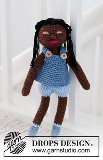 Spice Friends / DROPS Baby & Children 38-17 - Muñecas a ganchillo en DROPS Paris. Stina, Tina, Minna y Linna con vestidos y pelo con trenzas. Tema: Juguetes.