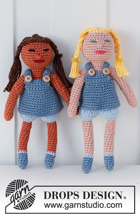Spice Friends / DROPS Baby & Children 38-17 - Muñecas a ganchillo en DROPS Paris. Stina, Tina, Minna y Linna con vestidos y pelo con trenzas. Tema: Juguetes.