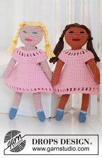 Spice Friends Dress / DROPS Baby & Children 38-18 - DROPS Paris lõngast ülevalt alla heegeldatud kleit nukule Stina, Tina, Minna ja Linna. Teema: mänguasjad