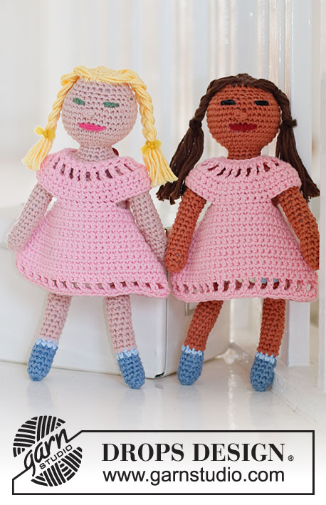 Spice Friends Dress / DROPS Baby & Children 38-18 - DROPS Paris lõngast ülevalt alla heegeldatud kleit nukule Stina, Tina, Minna ja Linna. Teema: mänguasjad