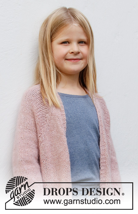 Feeling Whimsy / DROPS Baby & Children 38-19 - Gilet enfant tricoté de haut en bas en DROPS Sky et DROPS Kid-Silk, avec emmanchures raglan et poches. Du 3 au 14 ans.