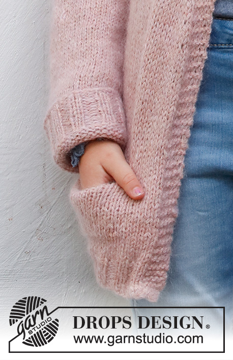 Feeling Whimsy / DROPS Baby & Children 38-19 - Gilet enfant tricoté de haut en bas en DROPS Sky et DROPS Kid-Silk, avec emmanchures raglan et poches. Du 3 au 14 ans.