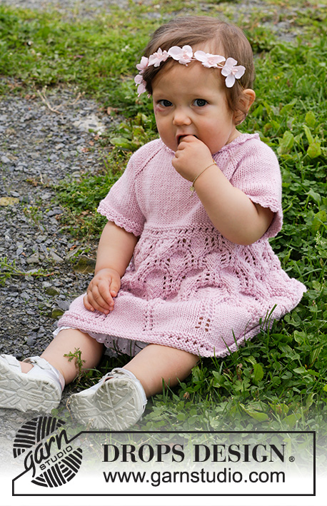 Little Miss Daisy / DROPS Baby & Children 38-2 - Prjónaður kjóll fyrir börn úr DROPS Cotton Merino. Stykkið er prjónað með laskalínu, ofan frá og niður með gatamynstri. Stærð 0 – 4 ára.