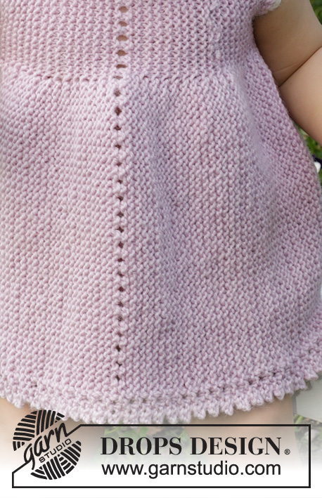 Enchanted Time Dress / DROPS Baby & Children 38-3 - Vestido tricotado para bebé e criança em DROPS Cotton Merino. Tricota-se de um lado ao outro, em ponto jarreteira com orla rendada. Tamanhos : 0 - 4 anos