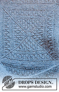 Baby Blue Sea / DROPS Baby & Children 39-1 - Gestrickte Decke für Babys in DROPS Sky. Die Arbeit wird in Quadraten mit Lochmuster gestrickt. Thema: Babydecke