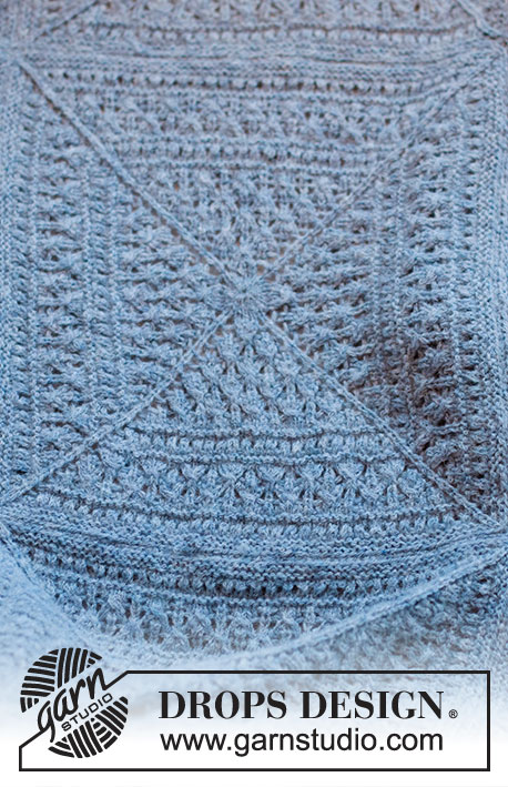 Baby Blue Sea / DROPS Baby & Children 39-1 - Gestrickte Decke für Babys in DROPS Sky. Die Arbeit wird in Quadraten mit Lochmuster gestrickt. Thema: Babydecke