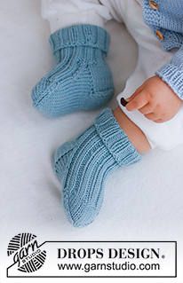 Dream in Blue Socks / DROPS Baby 42-12 - Gebreide sokken voor baby’s en kinderen in DROPS Merino Extra Fine. Het werk wordt gebreid in boordsteek. Maat 1 maand - 4 jaar