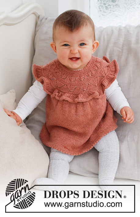 Sweet Primrose Dress / DROPS Baby 43-15 - Strikket kjole til baby og børn i DROPS Alpaca. Arbejdet strikkes oppefra og ned med rundt bærestykke, hulmønster og flæse på bærestykket. Størrelse 0 – 6 år.