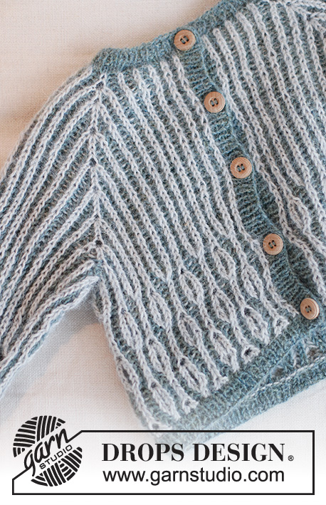 Harbour Highlights Cardigan / DROPS Baby 43-18 - Cardigan lavorato ai ferri per neonati e bambini in DROPS Alpaca. Lavorato dall’alto in basso con raglan e coste inglesi a 2 colori. Taglie: 0 – 4 anni.