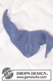 Baby Leaf Bib / DROPS Baby 45-15 - Strikket hagesmæk til baby i DROPS Cotton Light. Arbejdet strikkes frem og tilbage, oppefra og ned i retstrik og bladmønster. Størrelse 0 - 4 år.