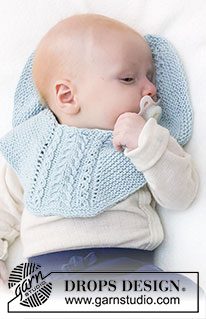 Cables and Cuddles Bib / DROPS Baby 45-16 - Bavoir tricoté pour bébé en DROPS Safran. Se tricote en allers et retours, de haut en bas au point mousse, avec torsades. Du 0 au 4 ans