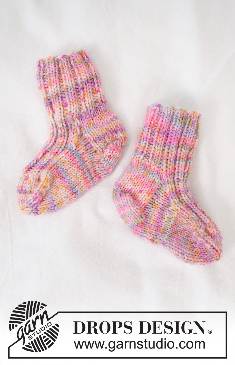 Party Kicks / DROPS Baby 45-23 - Gestrickte Socken für Babys und Kinder in DROPS Fiesta. Die Arbeit wird im Rippenmuster gestrickt. Größe 1 Monate - 4 Jahre.