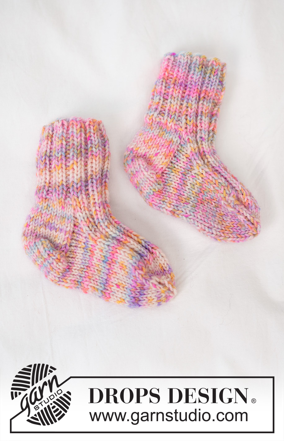 Party Kicks / DROPS Baby 45-23 - Gestrickte Socken für Babys und Kinder in DROPS Fiesta. Die Arbeit wird im Rippenmuster gestrickt. Größe 1 Monate - 4 Jahre.