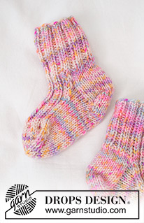 Party Kicks / DROPS Baby 45-23 - Gestrickte Socken für Babys und Kinder in DROPS Fiesta. Die Arbeit wird im Rippenmuster gestrickt. Größe 1 Monate - 4 Jahre.
